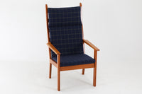 GETAmA社で作製された『GE284』です。HansJ.Wegnerデザインですが、1984年と比較的近年にデザインされており、GETAmA社の熟練工の高齢化や家具作成の機械化によって、よりシンプルな形状が好まれた頃の作品です。フレームには良質なビーチ材が使用されており、経年により濃くなった色味が魅力的です。現行品の販売もある人気の作品です。非常にシンプルなフォルムで、長くお使いいただけると思います。