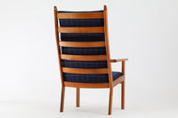 GETAmA社で作製された『GE284』です。HansJ.Wegnerデザインですが、1984年と比較的近年にデザインされており、GETAmA社の熟練工の高齢化や家具作成の機械化によって、よりシンプルな形状が好まれた頃の作品です。フレームには良質なビーチ材が使用されており、経年により濃くなった色味が魅力的です。現行品の販売もある人気の作品です。非常にシンプルなフォルムで、長くお使いいただけると思います。