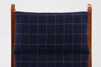 GETAmA社で作製された『GE284』です。HansJ.Wegnerデザインですが、1984年と比較的近年にデザインされており、GETAmA社の熟練工の高齢化や家具作成の機械化によって、よりシンプルな形状が好まれた頃の作品です。フレームには良質なビーチ材が使用されており、経年により濃くなった色味が魅力的です。現行品の販売もある人気の作品です。非常にシンプルなフォルムで、長くお使いいただけると思います。