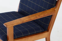 GETAmA社で作製された『GE284』です。HansJ.Wegnerデザインですが、1984年と比較的近年にデザインされており、GETAmA社の熟練工の高齢化や家具作成の機械化によって、よりシンプルな形状が好まれた頃の作品です。フレームには良質なビーチ材が使用されており、経年により濃くなった色味が魅力的です。現行品の販売もある人気の作品です。非常にシンプルなフォルムで、長くお使いいただけると思います。