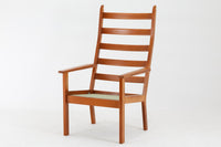 GETAmA社で作製された『GE284』です。HansJ.Wegnerデザインですが、1984年と比較的近年にデザインされており、GETAmA社の熟練工の高齢化や家具作成の機械化によって、よりシンプルな形状が好まれた頃の作品です。フレームには良質なビーチ材が使用されており、経年により濃くなった色味が魅力的です。現行品の販売もある人気の作品です。非常にシンプルなフォルムで、長くお使いいただけると思います。