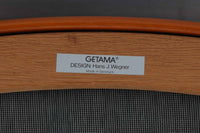 GETAmA社で作製された『GE284』です。HansJ.Wegnerデザインですが、1984年と比較的近年にデザインされており、GETAmA社の熟練工の高齢化や家具作成の機械化によって、よりシンプルな形状が好まれた頃の作品です。フレームには良質なビーチ材が使用されており、経年により濃くなった色味が魅力的です。現行品の販売もある人気の作品です。非常にシンプルなフォルムで、長くお使いいただけると思います。