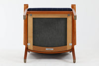 GETAmA社で作製された『GE284』です。HansJ.Wegnerデザインですが、1984年と比較的近年にデザインされており、GETAmA社の熟練工の高齢化や家具作成の機械化によって、よりシンプルな形状が好まれた頃の作品です。フレームには良質なビーチ材が使用されており、経年により濃くなった色味が魅力的です。現行品の販売もある人気の作品です。非常にシンプルなフォルムで、長くお使いいただけると思います。