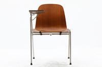 デンマークにて買い付けたチェアです。座面のチーク材合板の滑らかなラインが素敵です。チーク材とスチールの組み合わせもオシャレです。珍しいアーム付きのチェアで使い勝手も良さそうです。