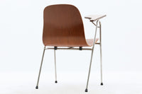 デンマークにて買い付けたチェアです。座面のチーク材合板の滑らかなラインが素敵です。チーク材とスチールの組み合わせもオシャレです。珍しいアーム付きのチェアで使い勝手も良さそうです。