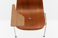 デンマークにて買い付けたチェアです。座面のチーク材合板の滑らかなラインが素敵です。チーク材とスチールの組み合わせもオシャレです。珍しいアーム付きのチェアで使い勝手も良さそうです。