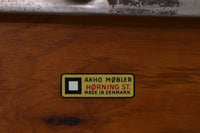 デンマークにて買い付けたチェアです。座面のチーク材合板の滑らかなラインが素敵です。チーク材とスチールの組み合わせもオシャレです。珍しいアーム付きのチェアで使い勝手も良さそうです。