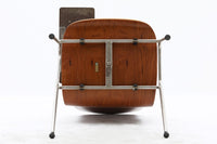 デンマークにて買い付けたチェアです。座面のチーク材合板の滑らかなラインが素敵です。チーク材とスチールの組み合わせもオシャレです。珍しいアーム付きのチェアで使い勝手も良さそうです。