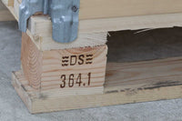 デンマーク製のスタッキング出来るボックスが付属した木製パレットです。デンマークの現場で実際に使用されていたものですので、汚れなどございますが、新品には無い良い味わいです。スタッキングボックスは折りたたみが出来る珍しいタイプです。