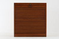 デンマーク製のキャビネットです。北欧家具らしい蛇腹式の扉が使用されています。引出も沢山ついていますので、使い勝手も良さそうです。チーク材が使用されていますので、明るめの色味も魅力的です。使用に伴う傷が見受けられますが、ビンテージ品ならではの雰囲気です。