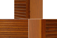 デンマーク製のキャビネットです。北欧家具らしい蛇腹式の扉が使用されています。引出も沢山ついていますので、使い勝手も良さそうです。チーク材が使用されていますので、明るめの色味も魅力的です。使用に伴う傷が見受けられますが、ビンテージ品ならではの雰囲気です。