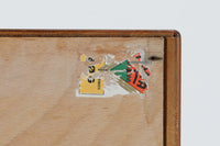 デンマーク製のキャビネットです。北欧家具らしい蛇腹式の扉が使用されています。引出も沢山ついていますので、使い勝手も良さそうです。チーク材が使用されていますので、明るめの色味も魅力的です。使用に伴う傷が見受けられますが、ビンテージ品ならではの雰囲気です。