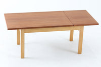 デンマークより買い付けました。天板に希少なマホガニー材、脚部にはビーチ無垢材が使用されています。天板をスライドさせることで用途によって拡張する事ができます。小ぶりなサイズで使い勝手が良さそうです。天板と脚部の組み合わせはビンテージ品ならではの良い雰囲気です。現地ではデイベッドと一緒に使用されておりました。