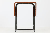 デンマークで買い付けました。天板の大きさは拡張出来、キャスターも付属していますので、使い勝手が良さそうです。スチールフレームにはチーク無垢材がジョイントされています。