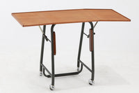 デンマークで買い付けました。天板の大きさは拡張出来、キャスターも付属していますので、使い勝手が良さそうです。スチールフレームにはチーク無垢材がジョイントされています。