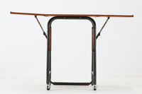 デンマークで買い付けました。天板の大きさは拡張出来、キャスターも付属していますので、使い勝手が良さそうです。スチールフレームにはチーク無垢材がジョイントされています。