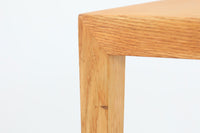 北欧より買い付けたサイドテーブルです。小ぶりなセンターテーブルとしてもお使いいただけます。天板と脚の角はトメ加工が施されています。SeverinHansenJr.の代表的なデザインです。希少なオーク材のモデルです。