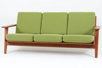 北欧家具を代表するソファ『GE290』です。現在リプロダクト品が販売されていますが、こちらは本物です。元々はベッド会社であるGETAmA社ならではのコイルスプリングが内包されたクッションの座り心地は、弾力があり心地良く、読書や映画などのリラックスタイムに最適です。立ち上がる際も適度なはね返りがあるので、動く時に億劫になる事はありません。HansJ.Wegnerならではの時代を超えた素晴らしいデザインです。横や背面から見るとまた違った表情を感じて頂けると思います。こちらは現行品では手に入れる事が出来ない、チーク材の非常に希少なモデルです。