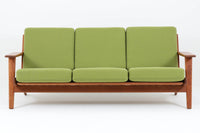 北欧家具を代表するソファ『GE290』です。現在リプロダクト品が販売されていますが、こちらは本物です。元々はベッド会社であるGETAmA社ならではのコイルスプリングが内包されたクッションの座り心地は、弾力があり心地良く、読書や映画などのリラックスタイムに最適です。立ち上がる際も適度なはね返りがあるので、動く時に億劫になる事はありません。HansJ.Wegnerならではの時代を超えた素晴らしいデザインです。横や背面から見るとまた違った表情を感じて頂けると思います。こちらは現行品では手に入れる事が出来ない、チーク材の非常に希少なモデルです。