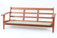 北欧家具を代表するソファ『GE290』です。現在リプロダクト品が販売されていますが、こちらは本物です。元々はベッド会社であるGETAmA社ならではのコイルスプリングが内包されたクッションの座り心地は、弾力があり心地良く、読書や映画などのリラックスタイムに最適です。立ち上がる際も適度なはね返りがあるので、動く時に億劫になる事はありません。HansJ.Wegnerならではの時代を超えた素晴らしいデザインです。横や背面から見るとまた違った表情を感じて頂けると思います。こちらは現行品では手に入れる事が出来ない、チーク材の非常に希少なモデルです。