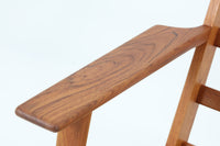 北欧家具を代表するソファ『GE290』です。現在リプロダクト品が販売されていますが、こちらは本物です。元々はベッド会社であるGETAmA社ならではのコイルスプリングが内包されたクッションの座り心地は、弾力があり心地良く、読書や映画などのリラックスタイムに最適です。立ち上がる際も適度なはね返りがあるので、動く時に億劫になる事はありません。HansJ.Wegnerならではの時代を超えた素晴らしいデザインです。横や背面から見るとまた違った表情を感じて頂けると思います。こちらは現行品では手に入れる事が出来ない、チーク材の非常に希少なモデルです。