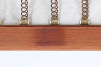 北欧家具を代表するソファ『GE290』です。現在リプロダクト品が販売されていますが、こちらは本物です。元々はベッド会社であるGETAmA社ならではのコイルスプリングが内包されたクッションの座り心地は、弾力があり心地良く、読書や映画などのリラックスタイムに最適です。立ち上がる際も適度なはね返りがあるので、動く時に億劫になる事はありません。HansJ.Wegnerならではの時代を超えた素晴らしいデザインです。横や背面から見るとまた違った表情を感じて頂けると思います。こちらは現行品では手に入れる事が出来ない、チーク材の非常に希少なモデルです。