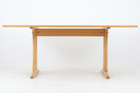 Borgemogensenデザインのダイニングテーブルです。現在は「Fredericia」社から販売がある名作テーブルです。こちらはビンテージ品のためBorgemogenseが在籍していた「FDB」社で作製されたものとなります。Borgemogenseの代表的な椅子「J-39」と相性が良いシェーカースタイルで、シンプルなデザインながらも大変美しいテーブルに仕上がっています。