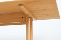 Borgemogensenデザインのダイニングテーブルです。現在は「Fredericia」社から販売がある名作テーブルです。こちらはビンテージ品のためBorgemogenseが在籍していた「FDB」社で作製されたものとなります。Borgemogenseの代表的な椅子「J-39」と相性が良いシェーカースタイルで、シンプルなデザインながらも大変美しいテーブルに仕上がっています。