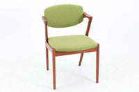 北欧より買い付けました。ハーフアームが特徴的なKaiKristiansenデザインのNo42チェアは、デスクやダイニングテーブルに綺麗に収納する事が出来ます。現在復刻品が出ておりますが、チーク材フレームは復刻されておらず、希少な商品です。座面と背もたれは、内部のウレタンを厚みのある物に交換後、新しい生地で張替えておりますので快適な座り心地です。