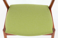 北欧より買い付けました。ハーフアームが特徴的なKaiKristiansenデザインのNo42チェアは、デスクやダイニングテーブルに綺麗に収納する事が出来ます。現在復刻品が出ておりますが、チーク材フレームは復刻されておらず、希少な商品です。座面と背もたれは、内部のウレタンを厚みのある物に交換後、新しい生地で張替えておりますので快適な座り心地です。