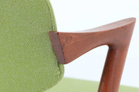 北欧より買い付けました。ハーフアームが特徴的なKaiKristiansenデザインのNo42チェアは、デスクやダイニングテーブルに綺麗に収納する事が出来ます。現在復刻品が出ておりますが、チーク材フレームは復刻されておらず、希少な商品です。座面と背もたれは、内部のウレタンを厚みのある物に交換後、新しい生地で張替えておりますので快適な座り心地です。