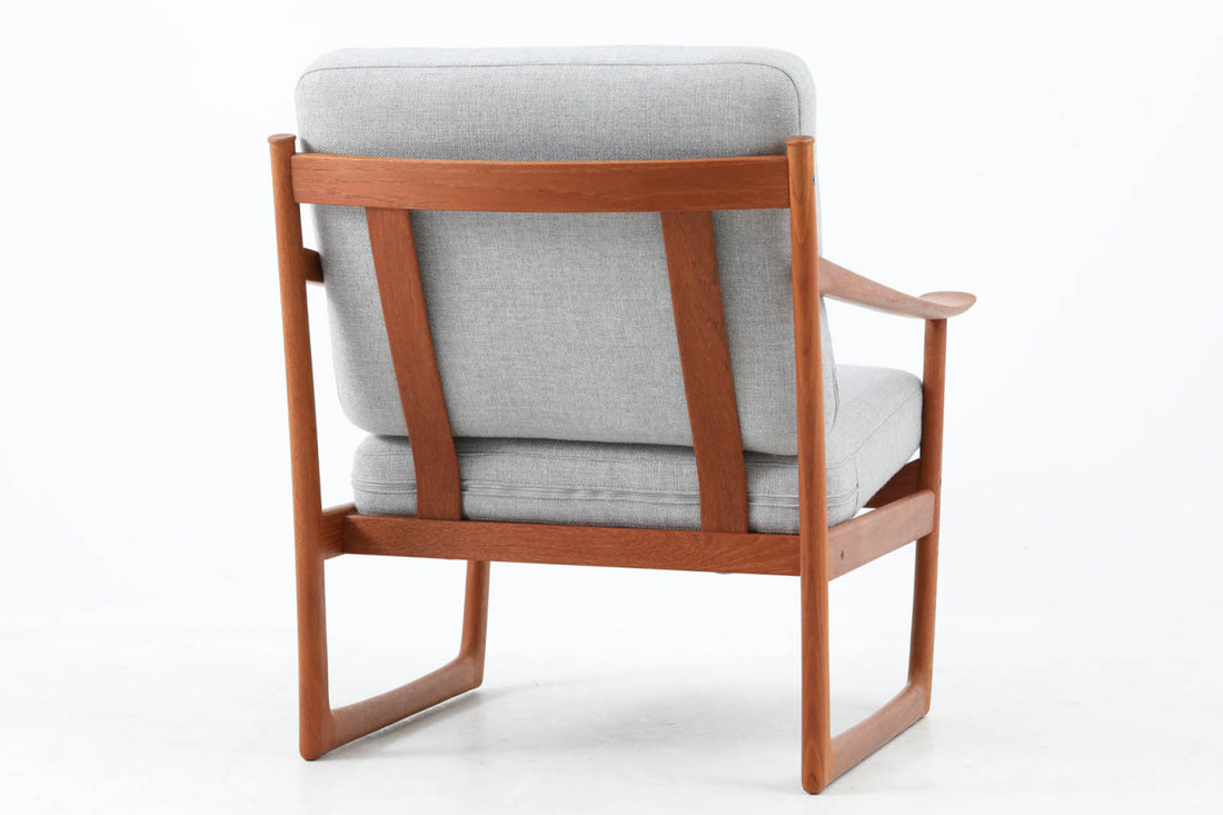 PeterHvidt&amp;OrlaMolgaardによってデザインされた「Model130」です。良質なチーク無垢材が贅沢に使用されており、今は無き名工France&amp;sonの熟練の職人によって作成された名作椅子です。クッション内部にはスプリングが内包されており座り心地も良好です。デンマークのDesignMuseumにも記載されている希少な作品です。