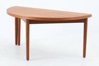 Poulm.Voltherによってデザインされたラウンドテーブルです。半円で使用する事も出来ますし、脚を引き出して天板を折り返すと円形のセンターテーブルとしてもご使用いただけます。脚部までチーク材が使用された生産数が少ないモデルです。デンマークのDesignmuseumにも記載されている希少な作品です。