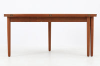 Poulm.Voltherによってデザインされたラウンドテーブルです。半円で使用する事も出来ますし、脚を引き出して天板を折り返すと円形のセンターテーブルとしてもご使用いただけます。脚部までチーク材が使用された生産数が少ないモデルです。デンマークのDesignmuseumにも記載されている希少な作品です。