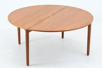 Poulm.Voltherによってデザインされたラウンドテーブルです。半円で使用する事も出来ますし、脚を引き出して天板を折り返すと円形のセンターテーブルとしてもご使用いただけます。脚部までチーク材が使用された生産数が少ないモデルです。デンマークのDesignmuseumにも記載されている希少な作品です。