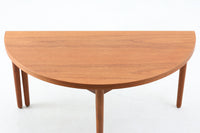 Poulm.Voltherによってデザインされたラウンドテーブルです。半円で使用する事も出来ますし、脚を引き出して天板を折り返すと円形のセンターテーブルとしてもご使用いただけます。脚部までチーク材が使用された生産数が少ないモデルです。デンマークのDesignmuseumにも記載されている希少な作品です。