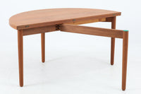 Poulm.Voltherによってデザインされたラウンドテーブルです。半円で使用する事も出来ますし、脚を引き出して天板を折り返すと円形のセンターテーブルとしてもご使用いただけます。脚部までチーク材が使用された生産数が少ないモデルです。デンマークのDesignmuseumにも記載されている希少な作品です。