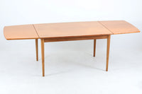 北欧より買い付けた、バタフライダイニングテーブルです。用途に合わせて、天板を広げる事が出来るエクステンションタイプです。天板には良質なチーク材が使用されており、綺麗な木肌が魅力的です。脚部にはオーク材が使用されており、色味の組み合わせも綺麗です。クリーニングのみの仕上げとなっております。再塗装をご希望の方はお知らせください。