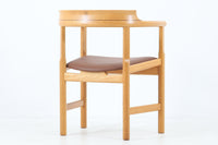 1975年にDFDSフェリー社の豪華客船のためにデザインされた、PP52アームチェアです。ザ・チェアのリ・デザインであり、現行品でも販売があるスタンダードモデルです。フレームは良質なオーク材が使用されています。