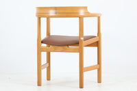 1975年にDFDSフェリー社の豪華客船のためにデザインされた、PP52アームチェアです。ザ・チェアのリ・デザインであり、現行品でも販売があるスタンダードモデルです。フレームには良質なオーク材が使用されています。