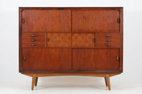 デンマークより買い付けたサイドボードです。良質なチーク材が全面に使用されており、お部屋に置くだけで雰囲気をお洒落に変えてくれそうです。複数の引き出しや扉内収納など沢山の収納が出来ますので、使い勝手が良さそうです。サイドボードとしては幅が154cmと少し小ぶりで、すっきりとしたオーク無垢脚のデザインも相まって圧迫感無くご使用いただけます。北欧ビンテージ家具らしい素敵なサイドボードです。