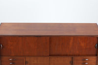 デンマークより買い付けたサイドボードです。良質なチーク材が全面に使用されており、お部屋に置くだけで雰囲気をお洒落に変えてくれそうです。複数の引き出しや扉内収納など沢山の収納が出来ますので、使い勝手が良さそうです。サイドボードとしては幅が154cmと少し小ぶりで、すっきりとしたオーク無垢脚のデザインも相まって圧迫感無くご使用いただけます。北欧ビンテージ家具らしい素敵なサイドボードです。