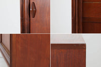 デンマークより買い付けたサイドボードです。良質なチーク材が全面に使用されており、お部屋に置くだけで雰囲気をお洒落に変えてくれそうです。複数の引き出しや扉内収納など沢山の収納が出来ますので、使い勝手が良さそうです。サイドボードとしては幅が154cmと少し小ぶりで、すっきりとしたオーク無垢脚のデザインも相まって圧迫感無くご使用いただけます。北欧ビンテージ家具らしい素敵なサイドボードです。