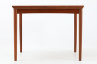 1958年にPoulHundevadによってデザインされたダイニングテーブルです。CardTableと名前の通り、天板を裏返してカードゲームをするためにデザインされた様です。デンマークのDesignmuseumにも記載されている希少な作品です。