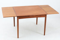 1958年にPoulHundevadによってデザインされたダイニングテーブルです。CardTableと名前の通り、天板を裏返してカードゲームをするためにデザインされた様です。デンマークのDesignmuseumにも記載されている希少な作品です。