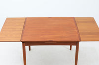 1958年にPoulHundevadによってデザインされたダイニングテーブルです。CardTableと名前の通り、天板を裏返してカードゲームをするためにデザインされた様です。デンマークのDesignmuseumにも記載されている希少な作品です。