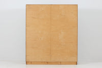 北欧より買い付けたブックシェルフです。小ぶりで使い勝手が良さそうです。経年により色味が濃くなったオーク材が魅力的です。脚部のフィンガージョイントがお洒落です。