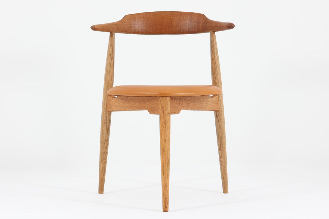 北欧より買い付けたハートチェアです。ウェグナー氏がデザインした3本脚の椅子で一番ポピュラーなデザインです。1952年にデザインされた「FH4104」でハートチェアには「FH4103」というモデルもございますが、背もたれの形が異なり、座面は突板では無くレザーが使用されています。ビンテージ品のみ入手可能となっております。良質なオーク材が使用されています。