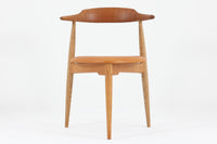 北欧より買い付けたハートチェアです。ウェグナー氏がデザインした3本脚の椅子で一番ポピュラーなデザインです。1952年にデザインされた「FH4104」でハートチェアには「FH4103」というモデルもございますが、背もたれの形が異なり、座面は突板では無くレザーが使用されています。ビンテージ品のみ入手可能となっております。良質なオーク材が使用されています。