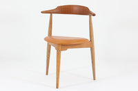 北欧より買い付けたハートチェアです。ウェグナー氏がデザインした3本脚の椅子で一番ポピュラーなデザインです。1952年にデザインされた「FH4104」でハートチェアには「FH4103」というモデルもございますが、背もたれの形が異なり、座面は突板では無くレザーが使用されています。ビンテージ品のみ入手可能となっております。良質なオーク材が使用されています。